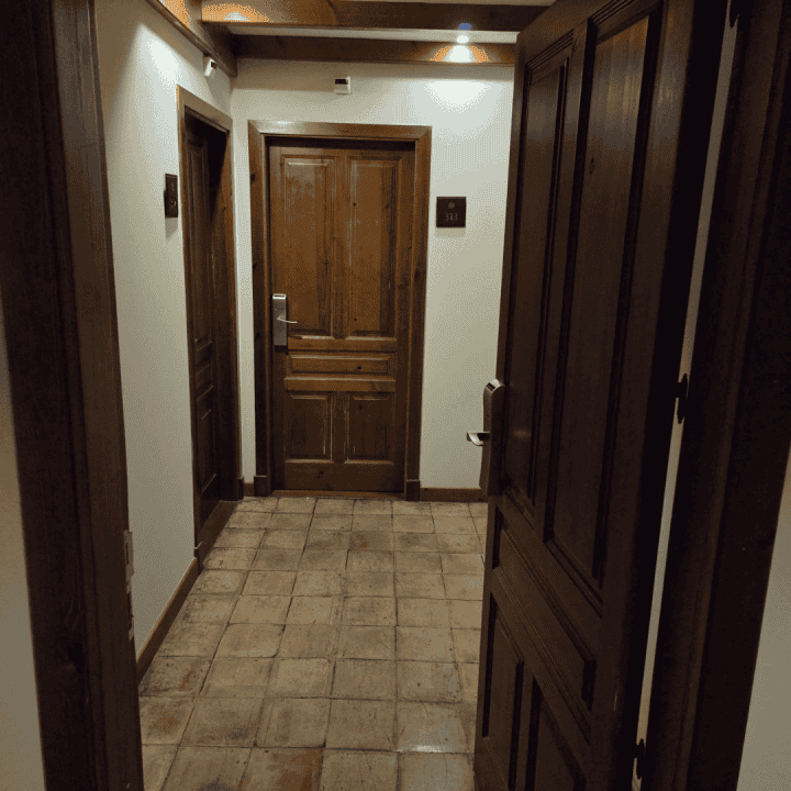 habitacion puerta luna contigua